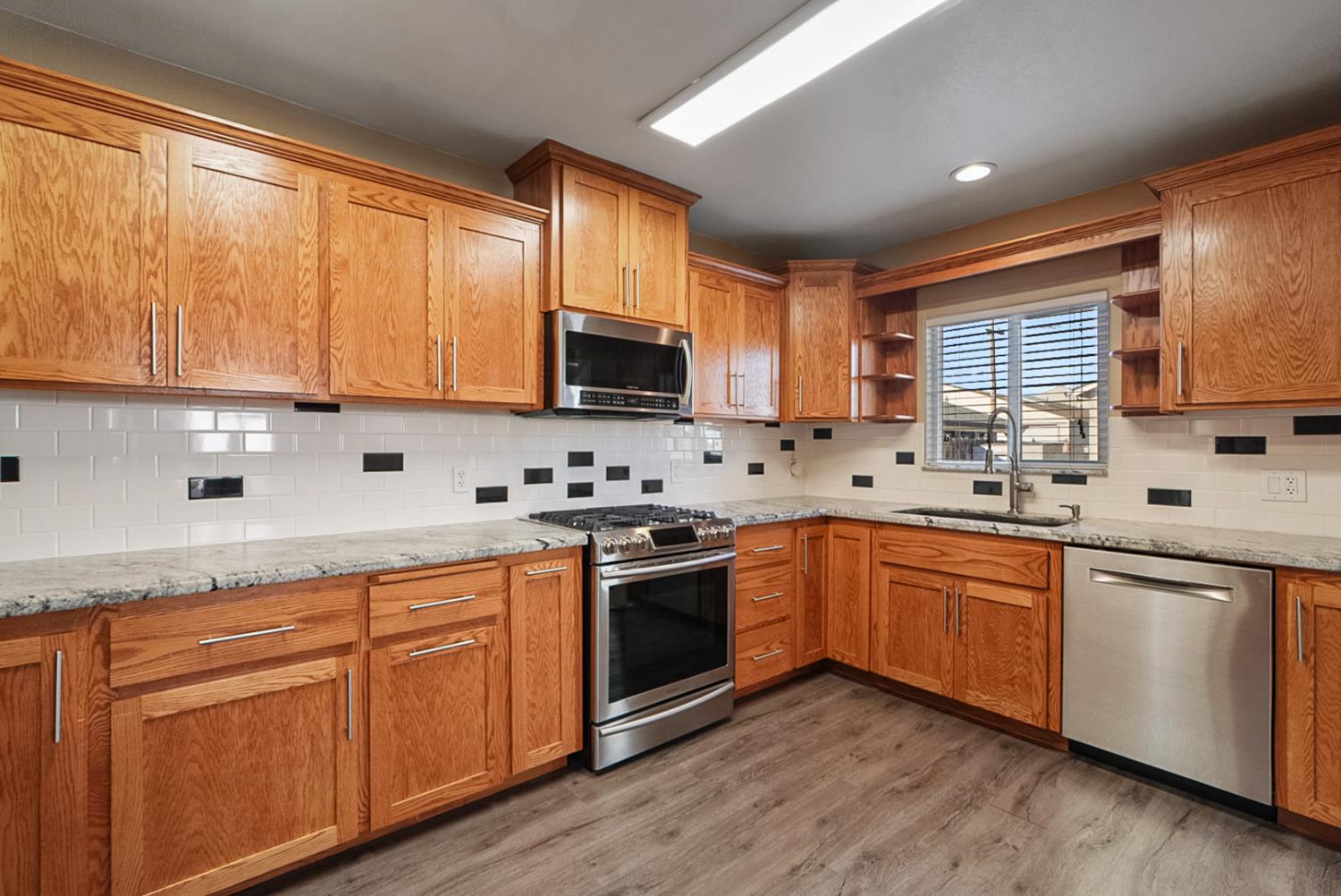 956 J St, Los Banos, CA 93635