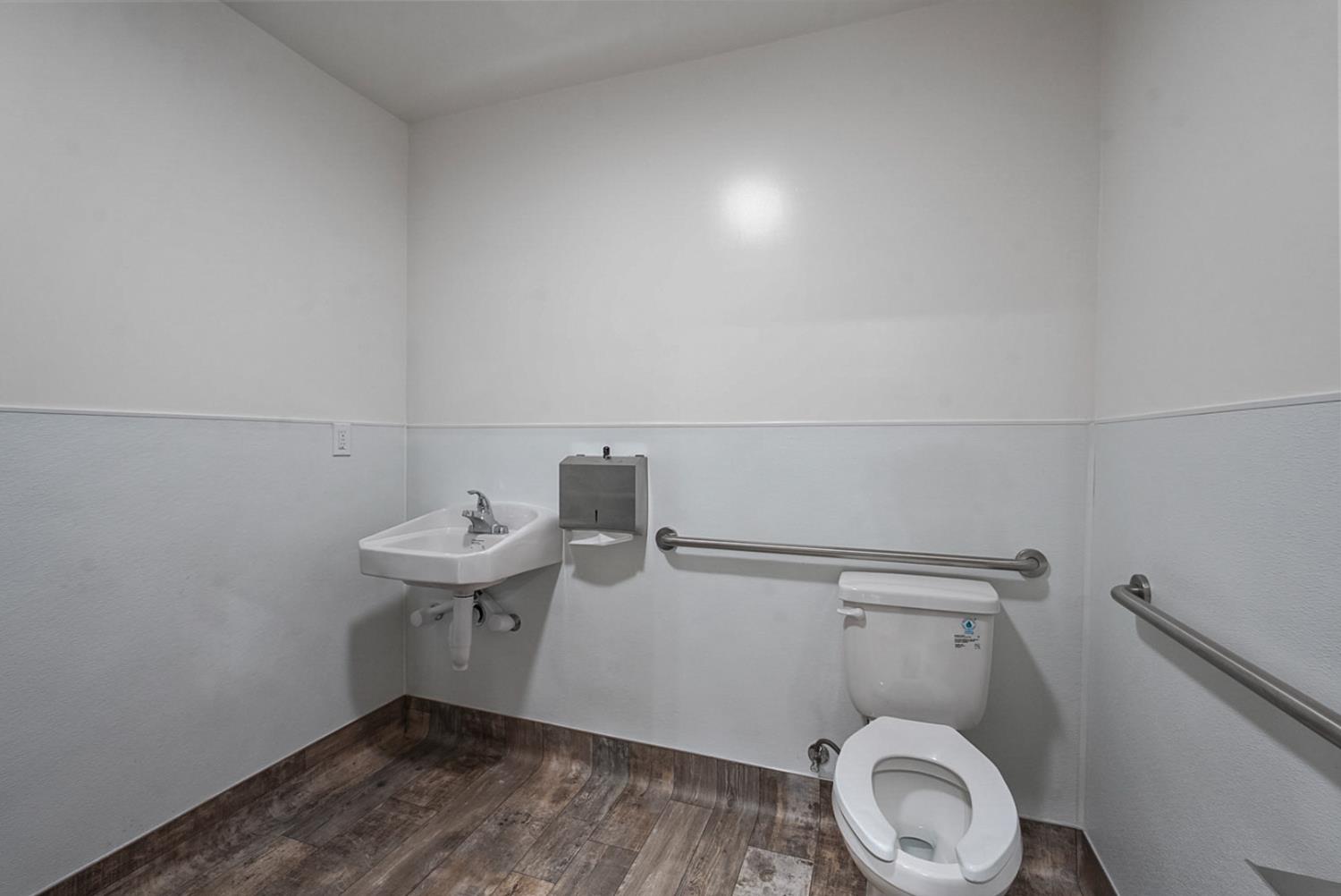 956 J St, Los Banos, CA 93635